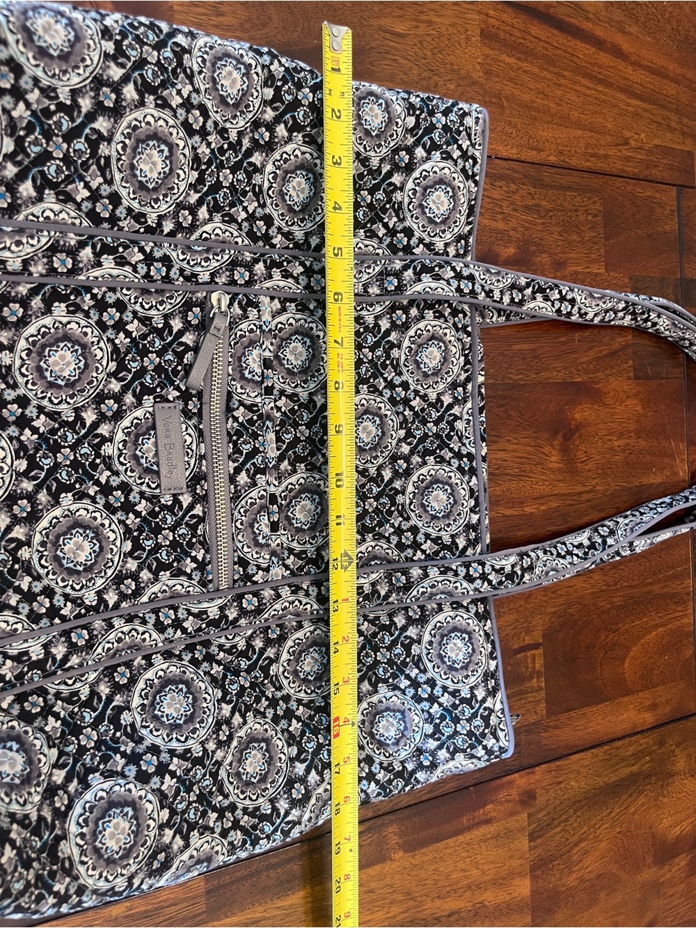 **Vera Bradley Vera Tote Charcoal Medallion Retired Quilted Large Shoulder Bag** - Picture 4 of 5